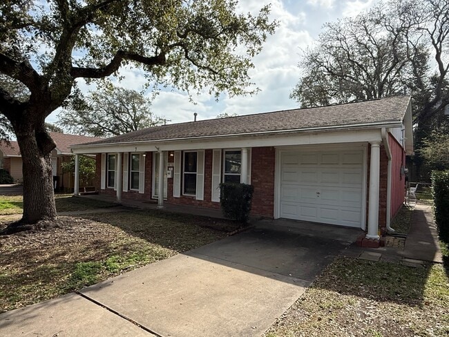 Building Photo - 7 Maple Ln