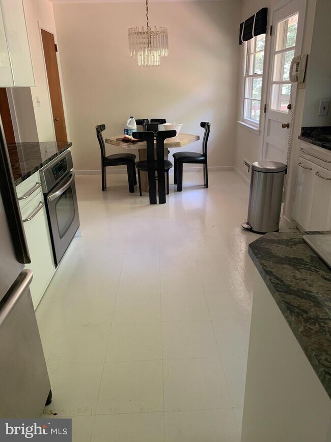 Foto del edificio - 90 Woodside Ln