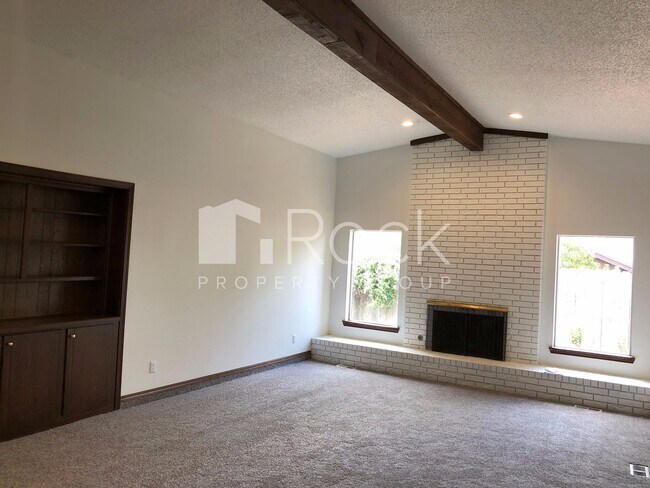 Foto del edificio - Large 3-Bedroom with Vaulted Ceilings