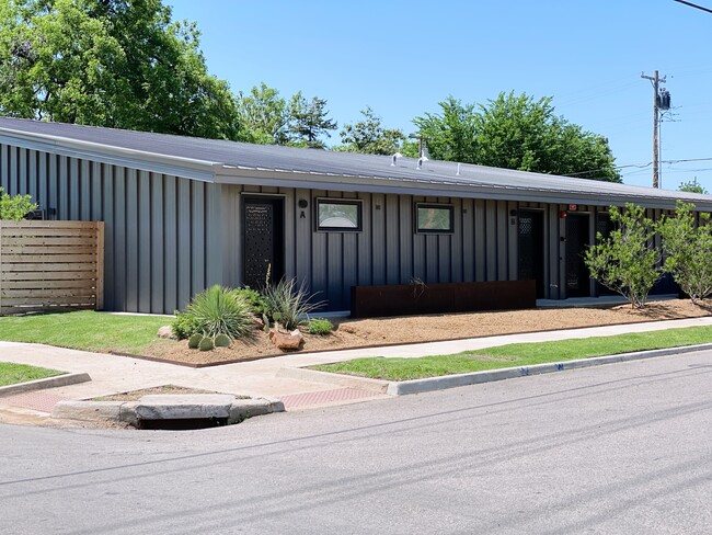Building Photo - 711 N Douglas Ave