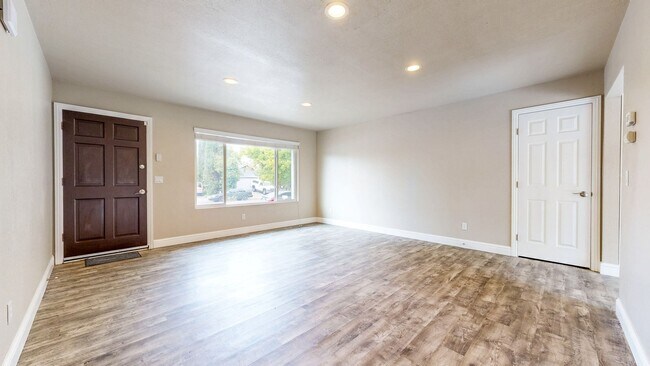Foto del edificio - Bright 2 Bedroom, 1 Bathroom Single Family Home! Attached 2 Car Garage and Landscaping Included!