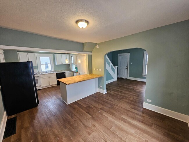 Building Photo - 442 Matthews St