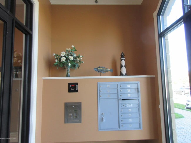 Building Photo - 701 Main St