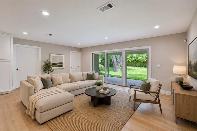 Foto del edificio - 6203 Cary Dr