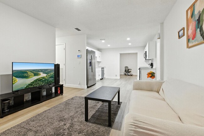 Foto del edificio - Spacious 4-Bedroom Home in Wildwood – Rece...