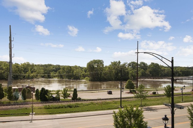 Building Photo - Riverview on First