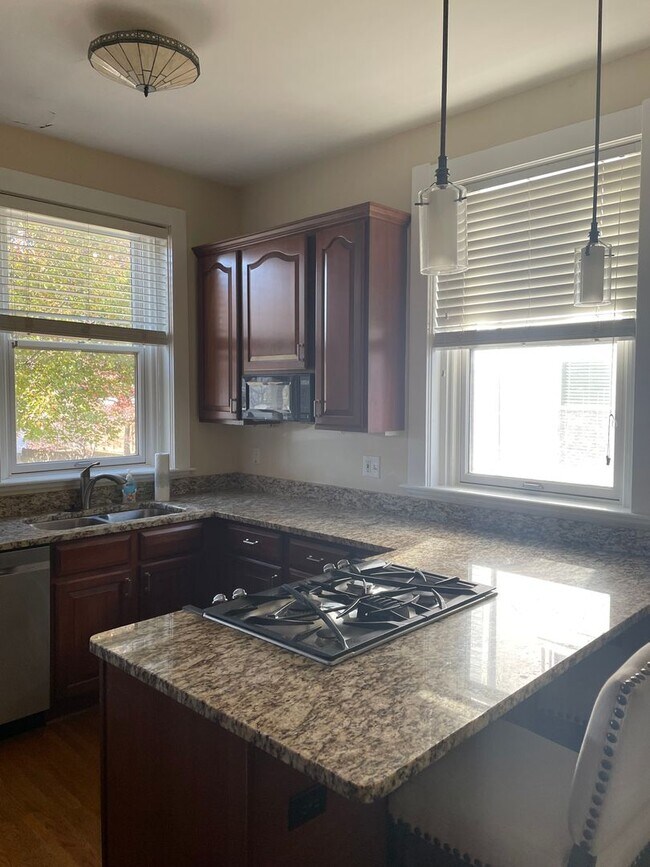 Foto del edificio - HYDE PARK SINGLE FAMILY HOME WITH OFF-STREET PARKING AND PATIO
