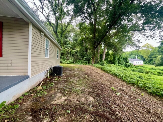 Building Photo - 2010 Simmons St