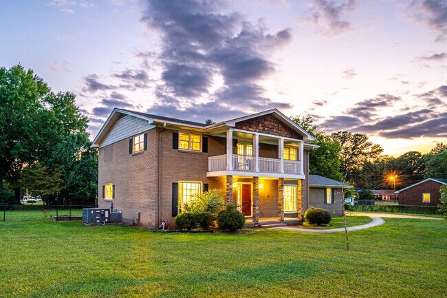 Foto del edificio - 2205 Rothmore Dr SW
