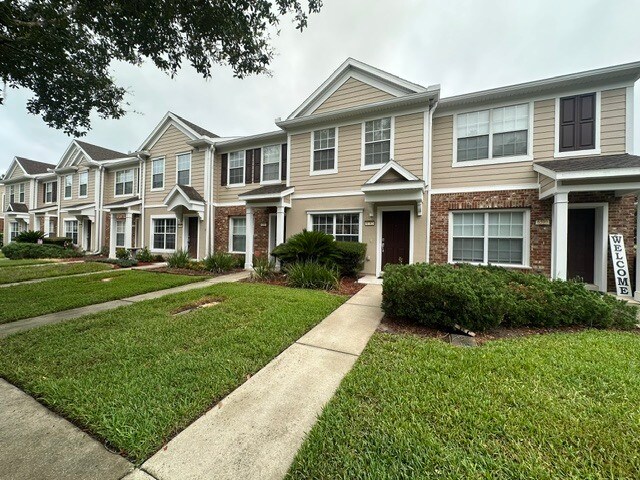 Foto del edificio - Stunning Townhome With Pond View In Gated Community
