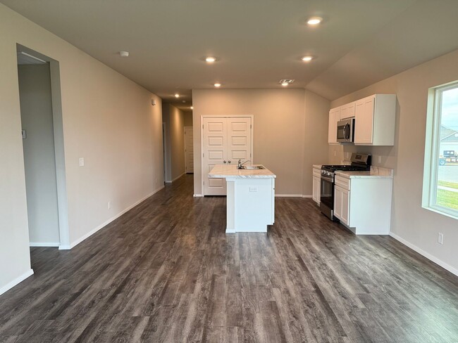 Foto del edificio - Beautiful new construction 4 bedroom, 2 ba...