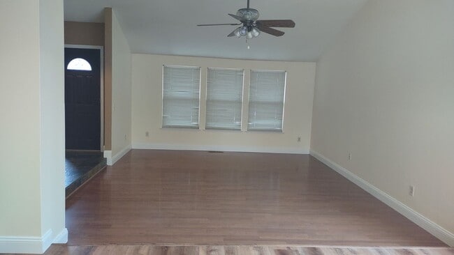 Foto del edificio - 1617 Oakview Dr