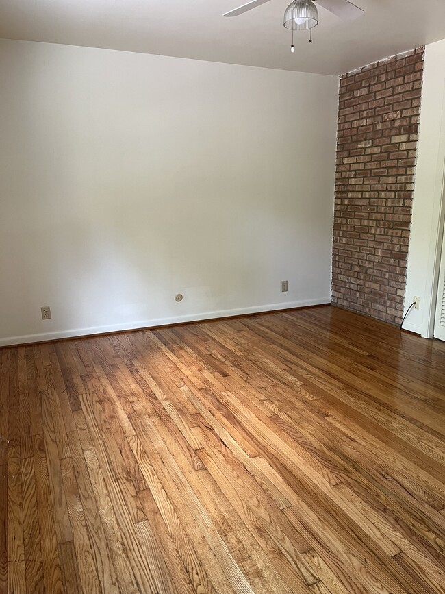 Building Photo - 312 S Poplar St