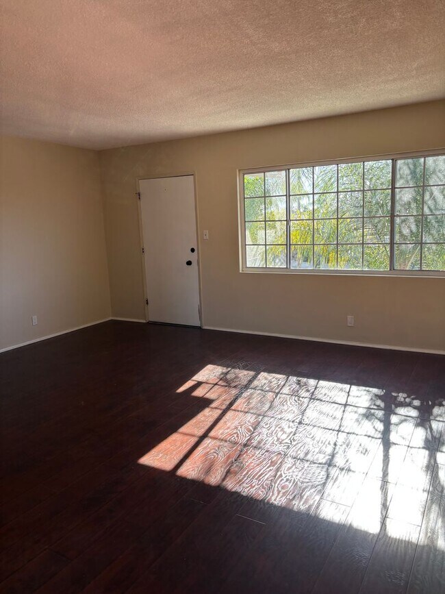 Foto del edificio - 2 bedroom 1 bath available now in East LA!