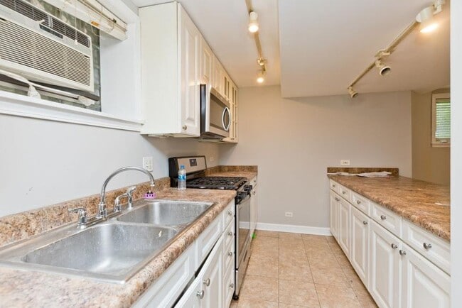 Building Photo - 2 bedroom in Chicago IL 60640