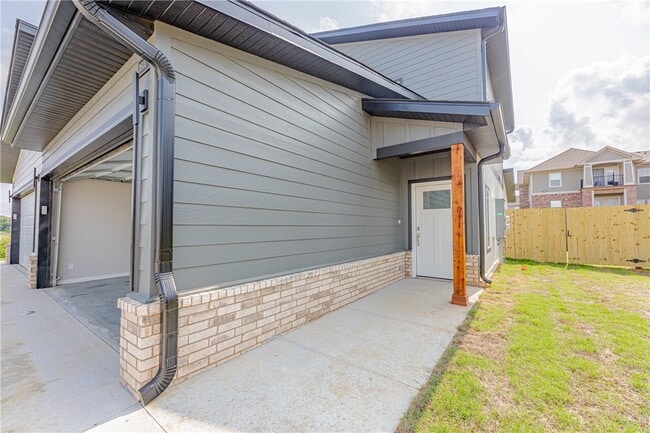 Building Photo - 1301 SW Poigai Wy
