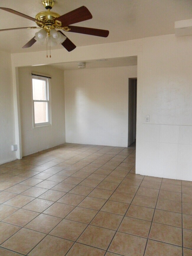Foto del edificio - 738 E Elm St