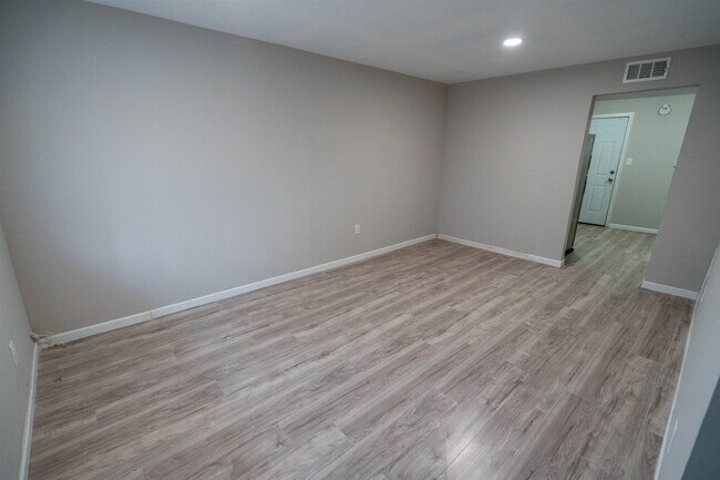 Building Photo - 1305 Clay St
