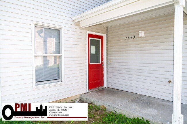 Foto del edificio - 3 Bedroom and 1.5 bathroom Duplex for rent