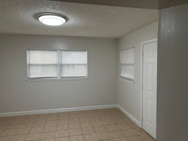 Building Photo - 625 Forest Lake Dr