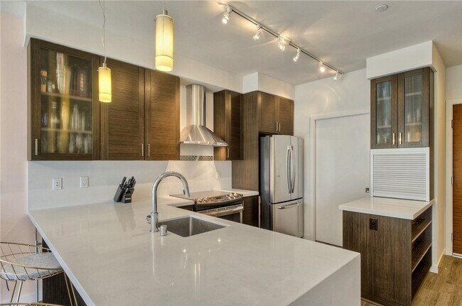 Foto del edificio - Spacious 1 bedroom condo with amenities fo...