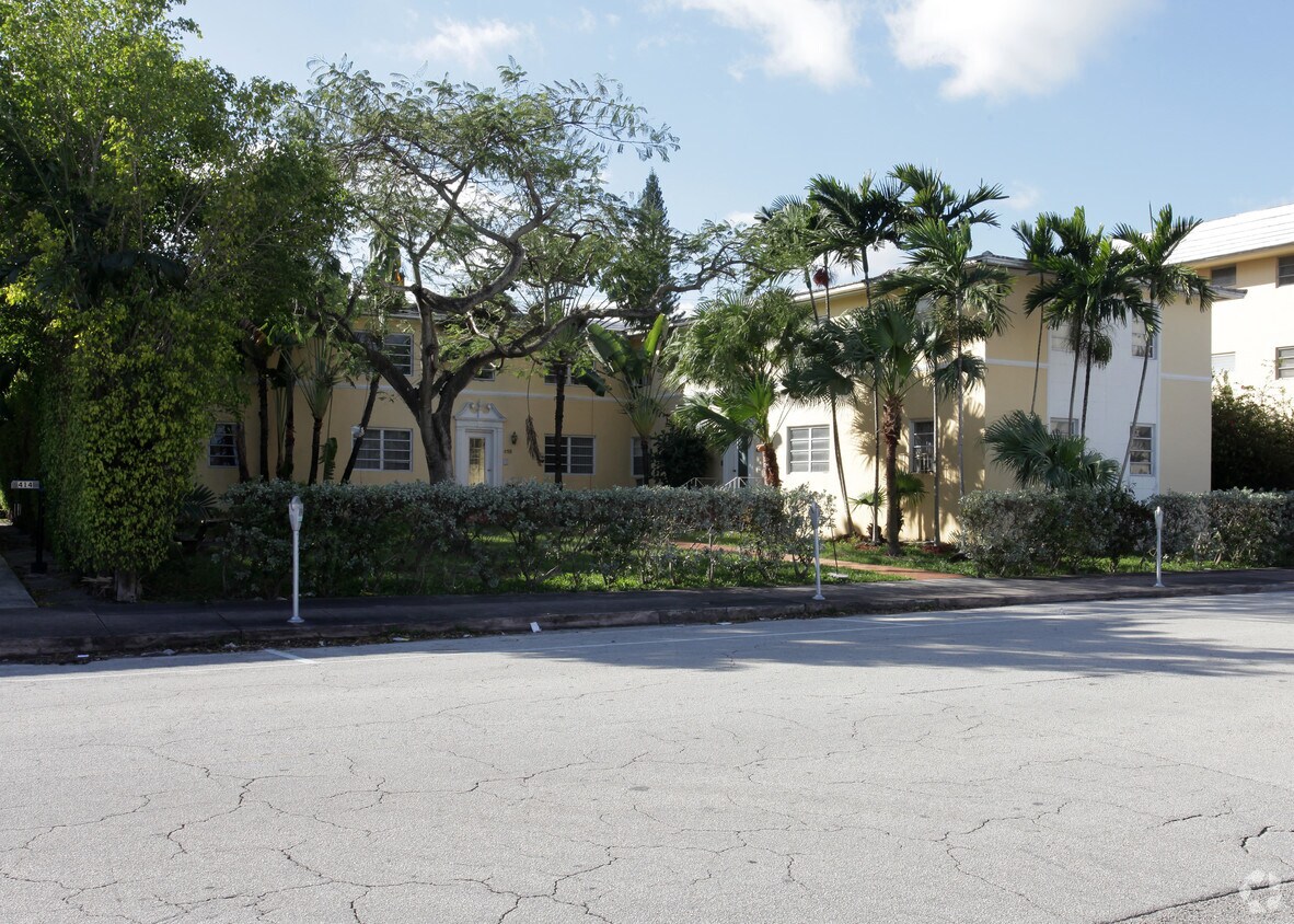 Building Photo - 418 Valencia Ave