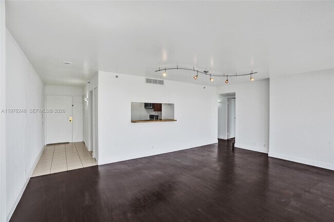 Foto del edificio - 7601 E Treasure Dr