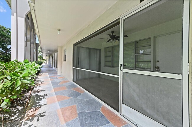 Foto del edificio - 100 Royal Palm Way