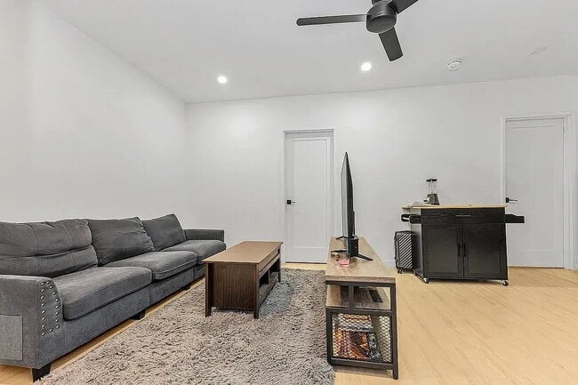 Foto del edificio - 228 E 25th St