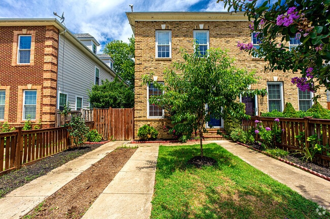 Building Photo - 10 E Reed Ave