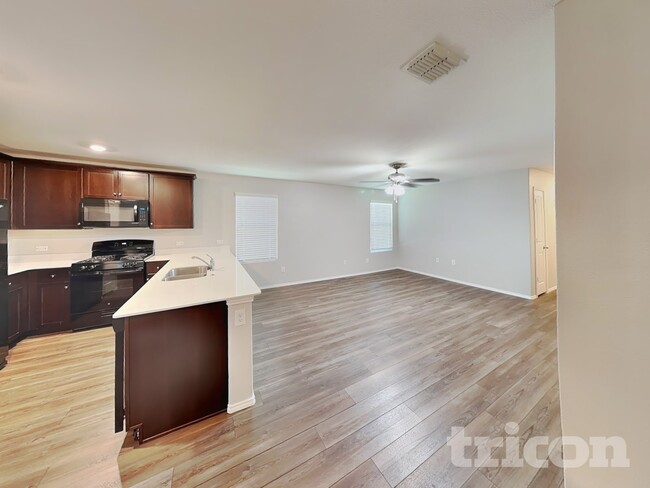 Building Photo - 908 Lady Bird St
