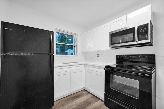 Building Photo - 2435 Plunkett St