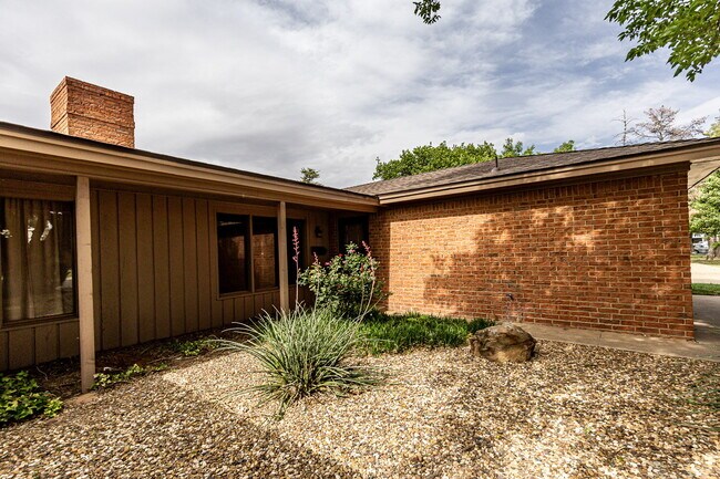 Building Photo - Welcome Home to Your Dream Duplex in Melon...