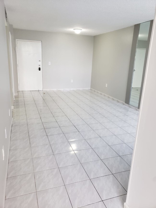 Foto del edificio - 9440 W Flagler St