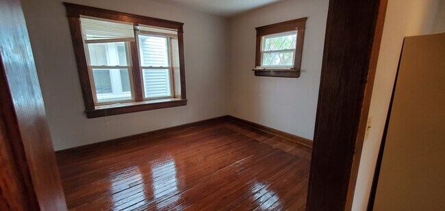 Building Photo - 136 Hollinger Ave