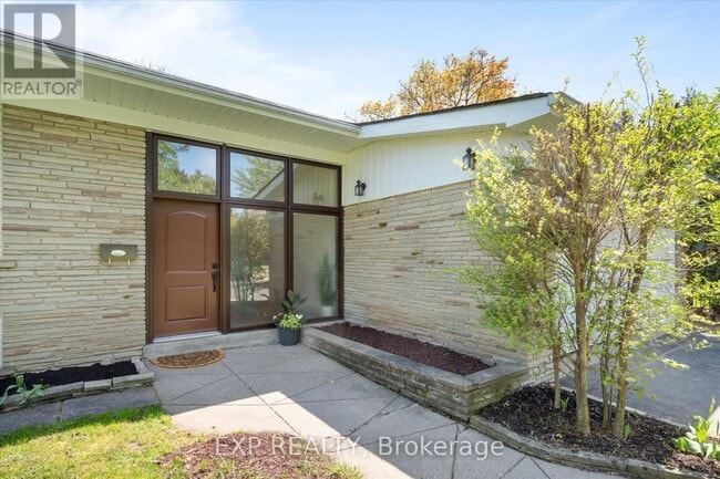 Building Photo - 17 Ravenscroft Cir