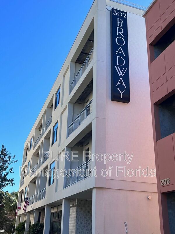 Building Photo - 302 SE Broadway St