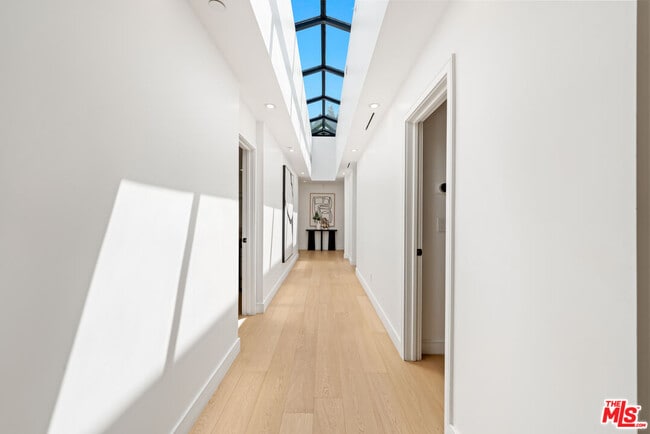 Building Photo - 540 Westmount Dr