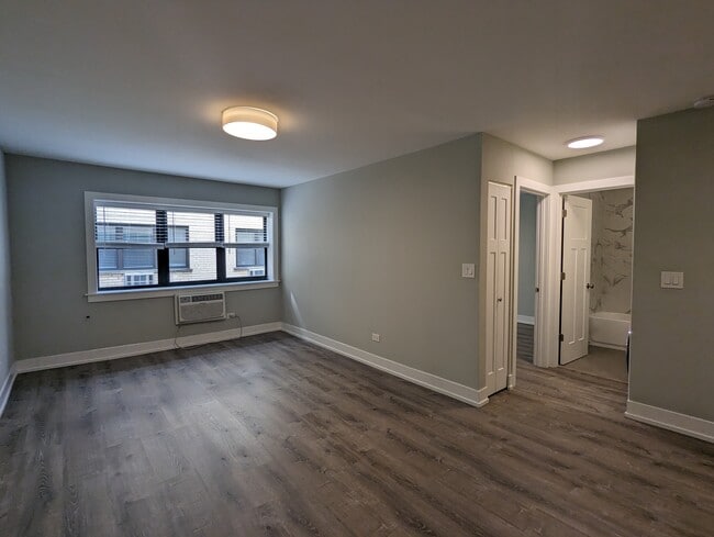 Building Photo - 511 W Barry Ave