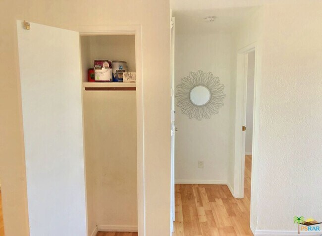 Foto del edificio - 675 Los Felices Cir N