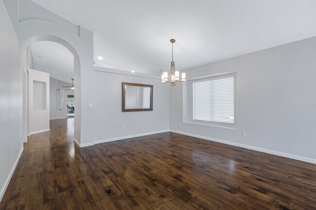 Foto del edificio - 4 Bedroom/2 Bathroom Remodeled home with S...