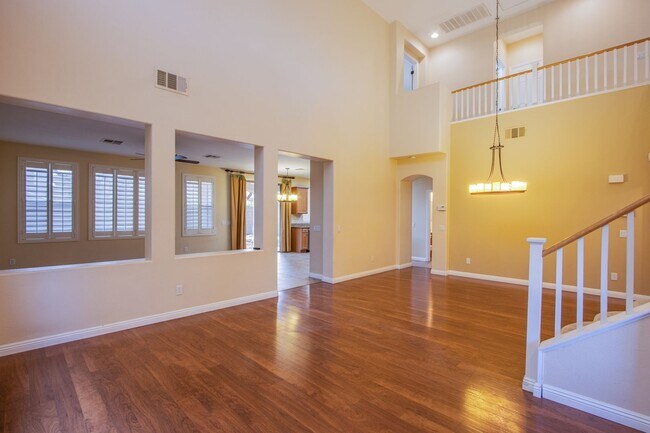 Foto del edificio - Beautiful 4 bedroom 3 bath plus loft home in the Vistas in Summerlin!