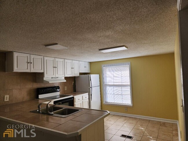 Building Photo - 223 Boulder Ln