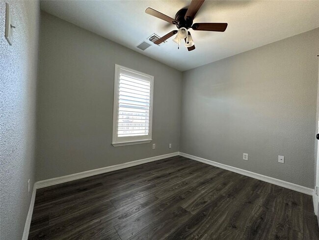 Foto del edificio - 10310 Redwood Dr