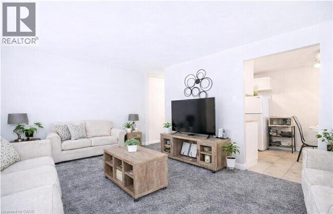 Building Photo - 527 Parkside Dr