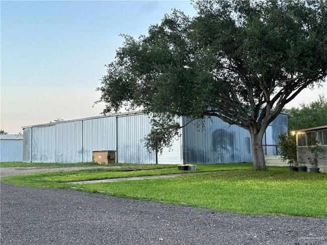 Foto del edificio - 323 W Davis Rd