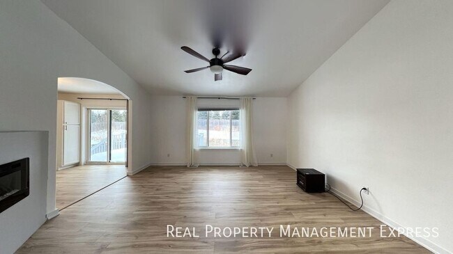Building Photo - Spacious 4BR, 2BA Gem with Fireplace and O...