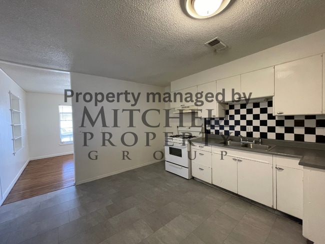 Foto del edificio - Spacious 2 bedroom 2 living areas 1 bath with a garage!