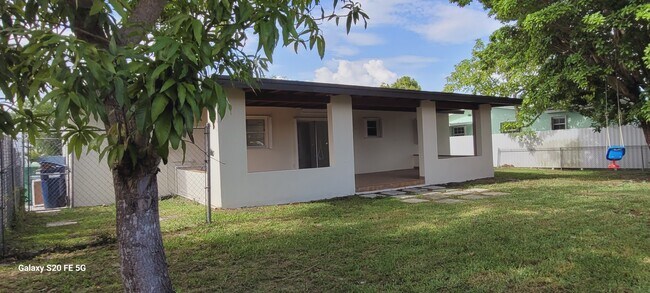 Foto del edificio - 10472 SW 46th St