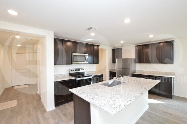 Foto del edificio - 2477 N Mcdonald Ln